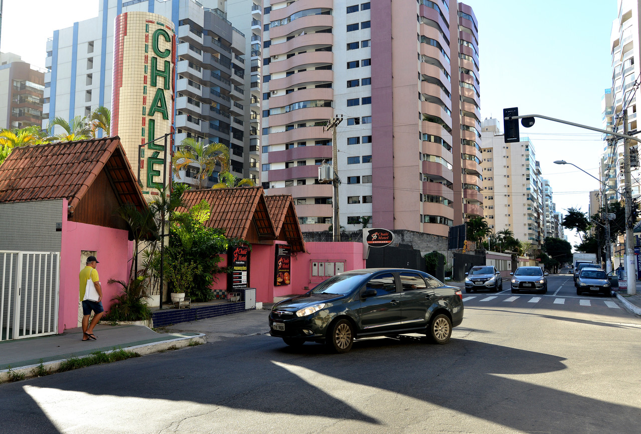 Prédio do Chalé Motel será demolido e via será ampliada. Foto: Chico Guedes
