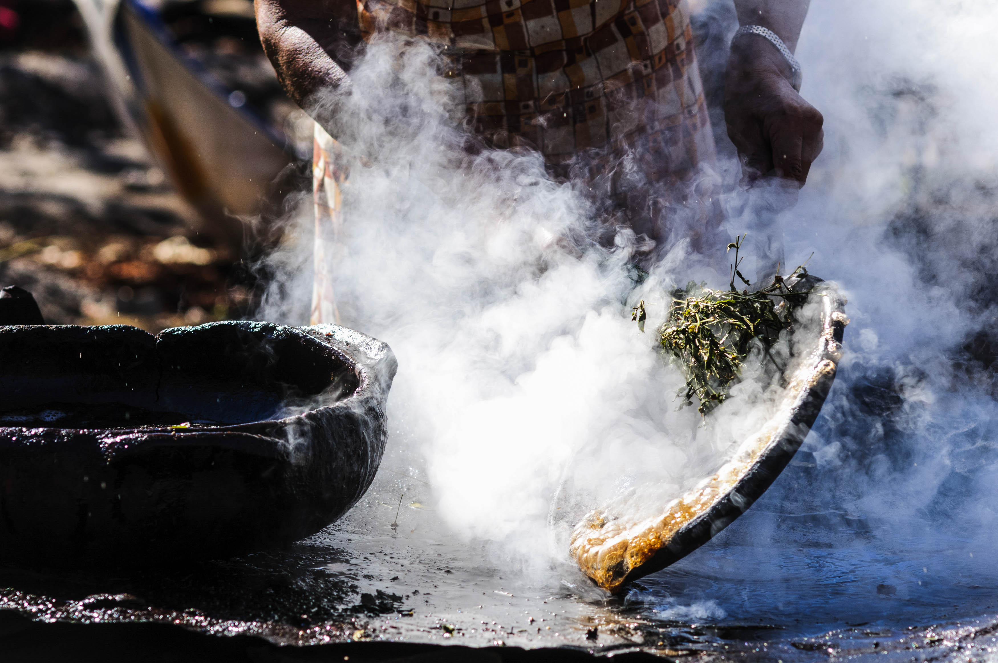 Produção da panela de barro em Goiabeiras. Foto: Gabriel Lordêllo/Mosaico Imagem