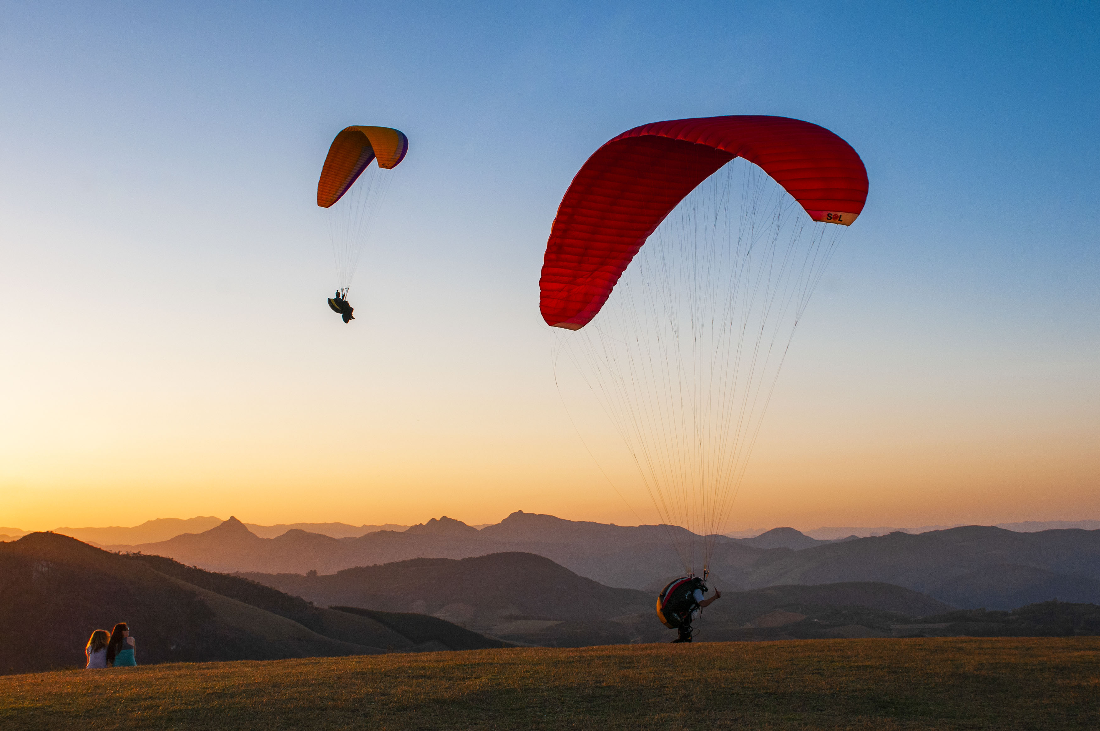 Livro mostra competições esportivas, como o parapente em Castelo. Foto: Tadeu Bianconi