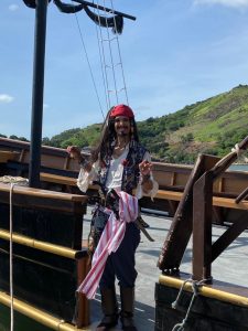 Atores vão apresentar esquetes durante passeio turístico no barco "Pérola Negra". Foto: Divulgação/Capixaba Turismo