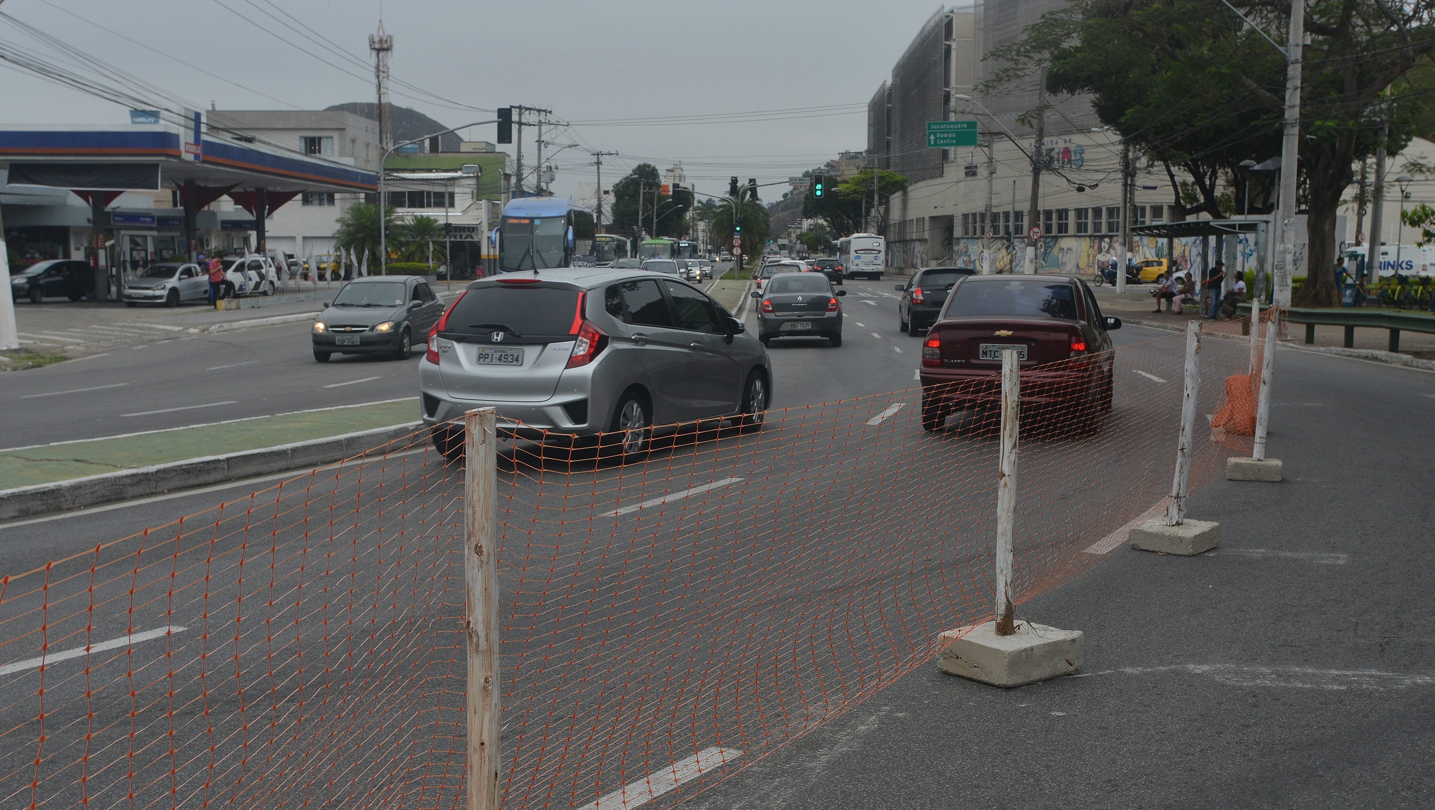 Avenida Vitória tem trechos em obras. Foto: Chico Guedes
