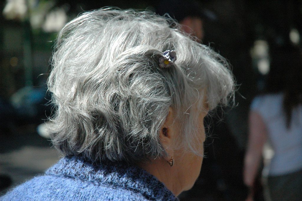 Cabelo branco. Foto: Pixabay