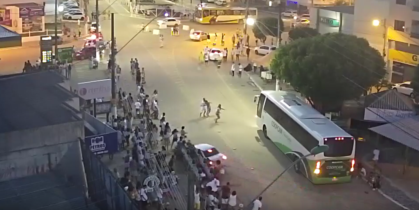 Sete pessoas ficam feridas após atropelamento em Guriri. Foto: Reprodução/Câmera de Videomonitoramento
