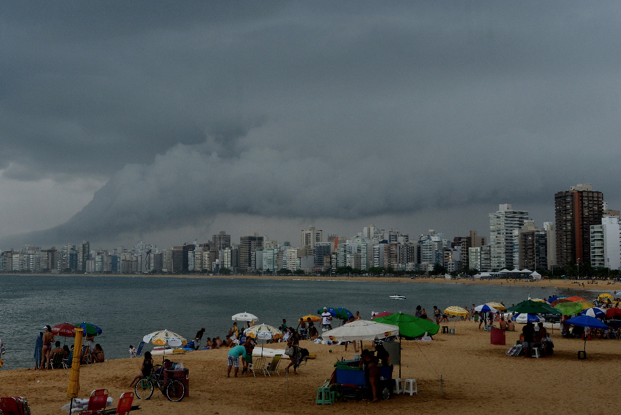 Tempo nublado e com chuva passageira no Espírito Santo. Foto: Chico Guedes
