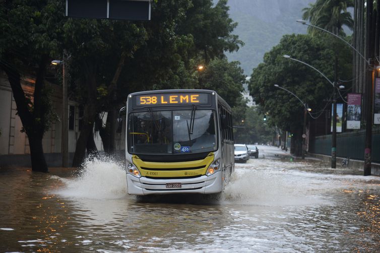 Alagamento na Rua Jardim Botânico após as chuvas que atingiram o Rio de Janeiro. Foto: Fernando Frazão/Agência Brasil