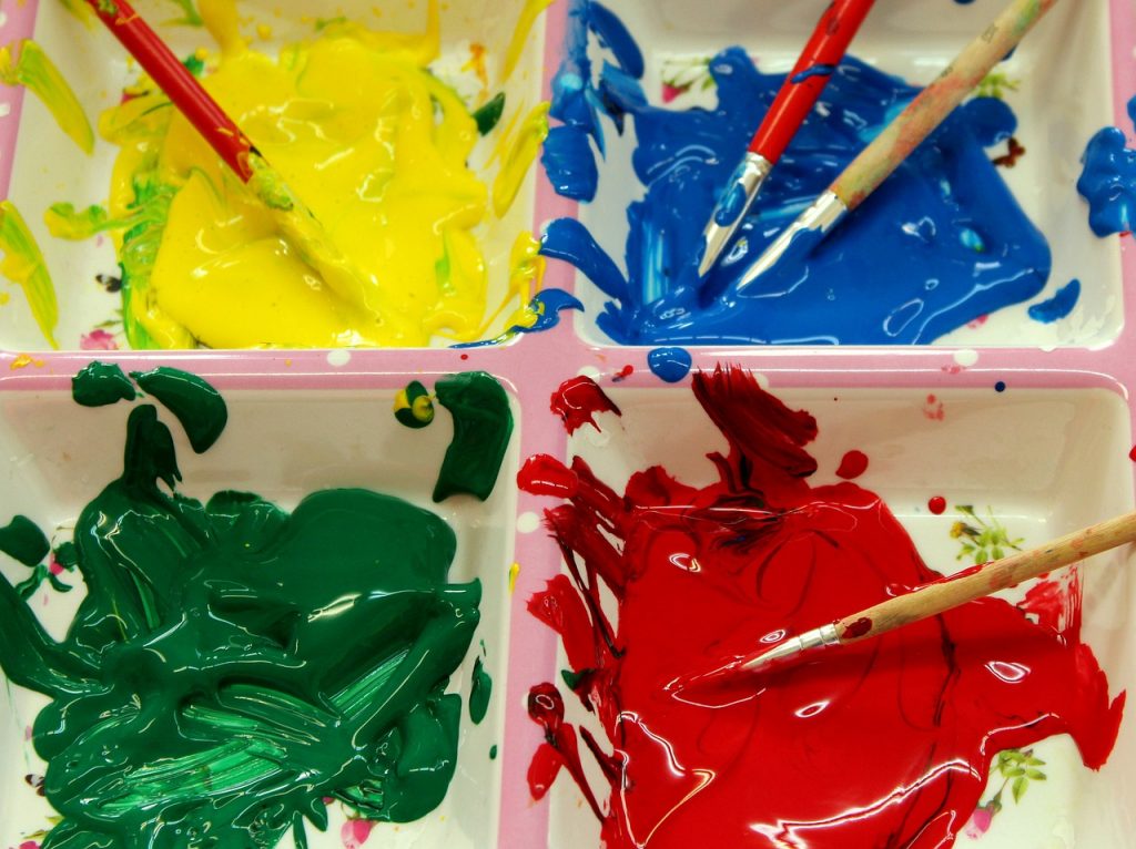 Criança brincando com tinta. Foto: Pixabay