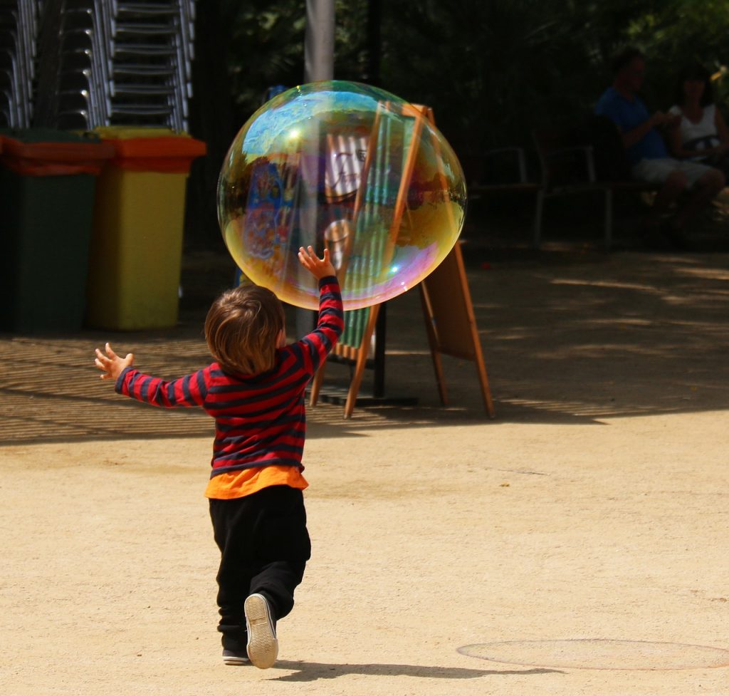 Criança brincando no parque. Foto: Pixabay