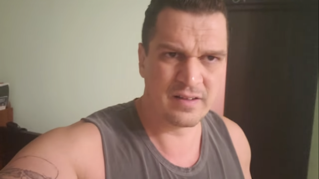 Eduardo Fauzi no vídeo em que chama os integrantes do Porta do Fundos de bandidos: fuga após ser avisado de mandado de prisão e pedido de asilo à Russia. Foto: Reprodução