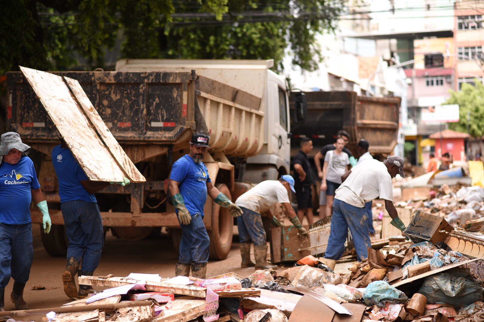 Em Cachoeiro, que teve estado de emergência decretado, servidores e população limpam ruas. Foto: Prefeitura de Cachoeiro