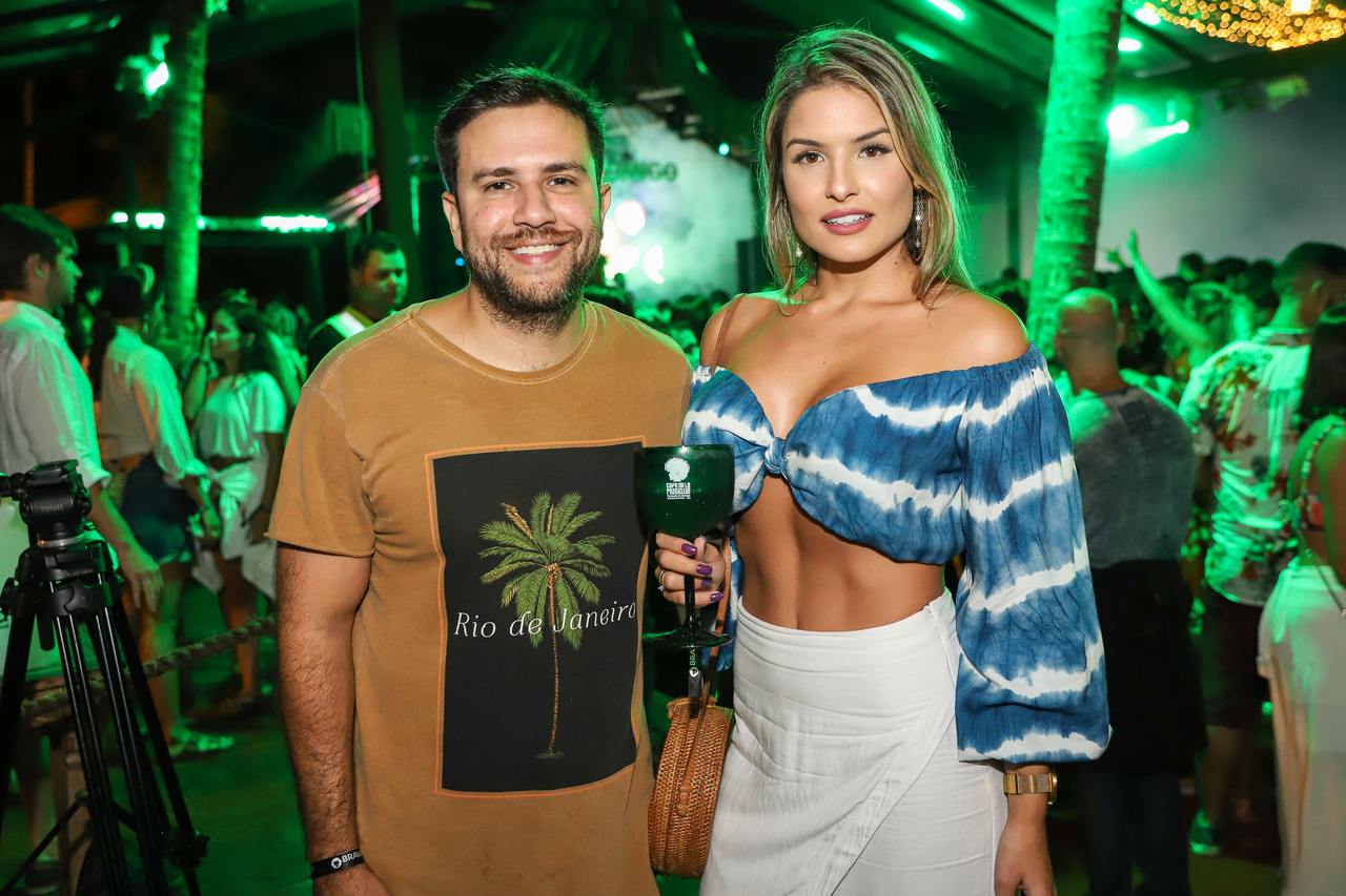 Felipe Fioroti e Juliane Neves no verão de Guarapari. Foto: Léo Gurgel