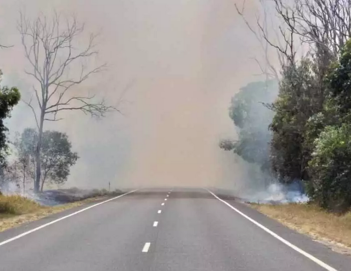 Fumaça cobre estrada na Austrália. Foto: FRNSW/Fotos Públicas