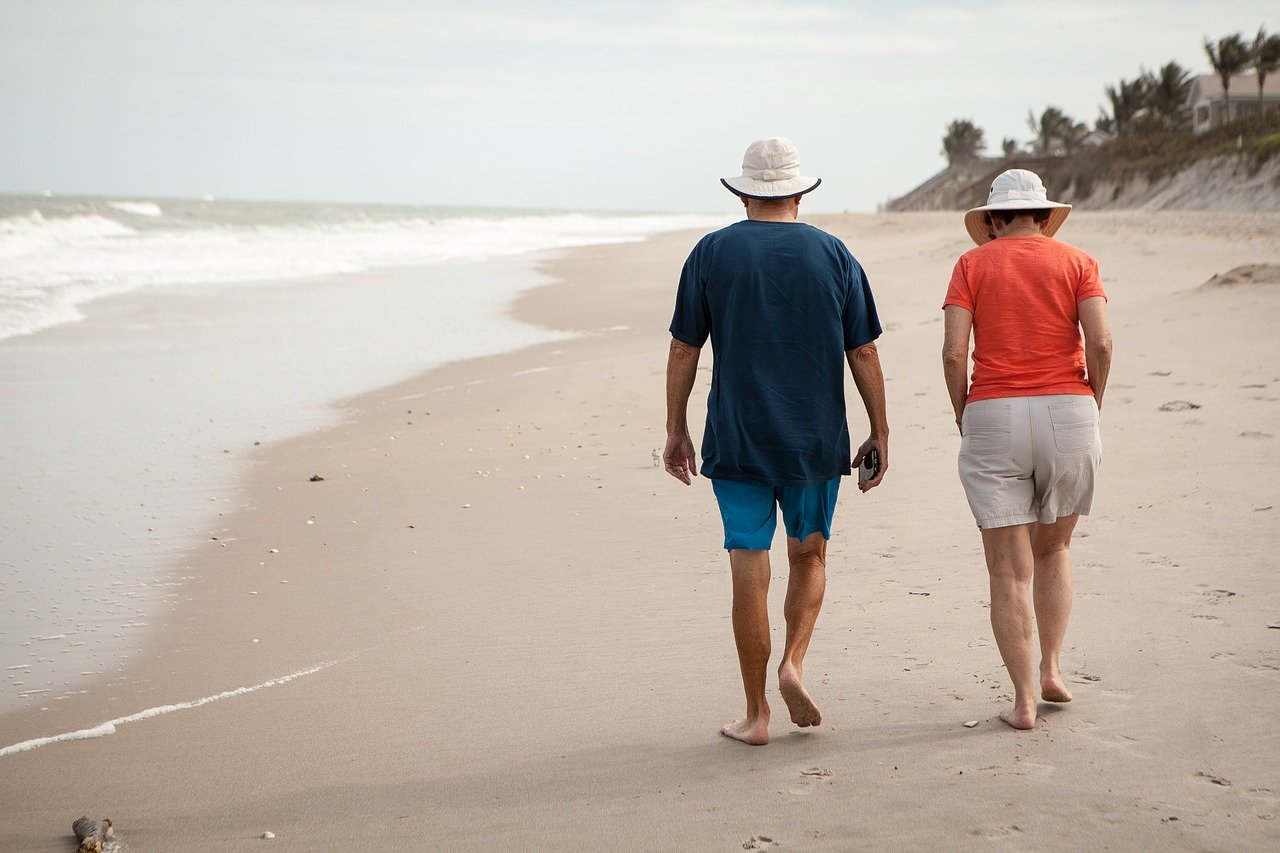 Idosos devem ter cuidados extras no verão. Foto: Pixabay