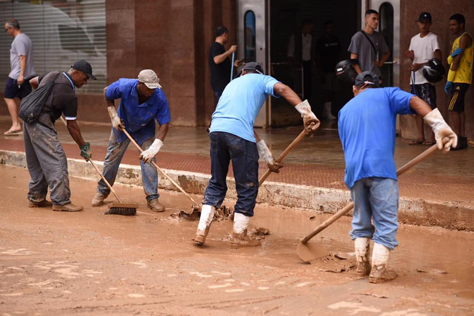 Após chuva, mutirão faz limpeza nas ruas de Cachoeiro de Itapemirim. Foto: Divulgação/Prefeitura de Cachoeiro de Itapemirim