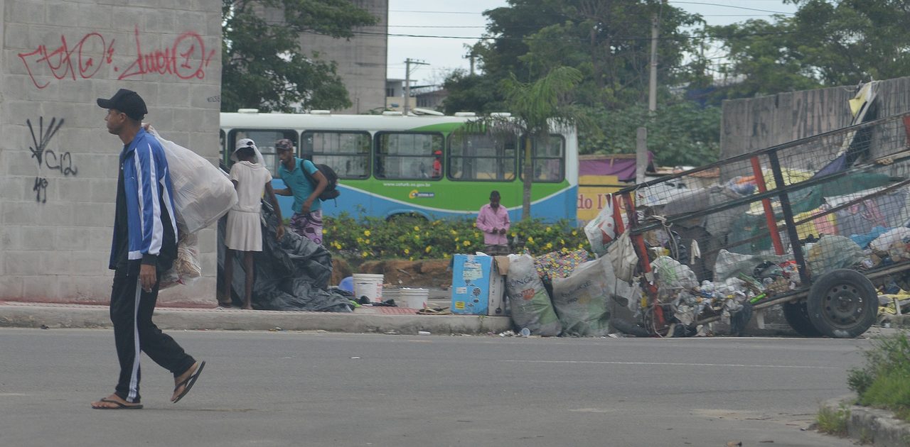 Prefeituras fazem trabalho para orientar população de rua. Foto: Chico Guedes