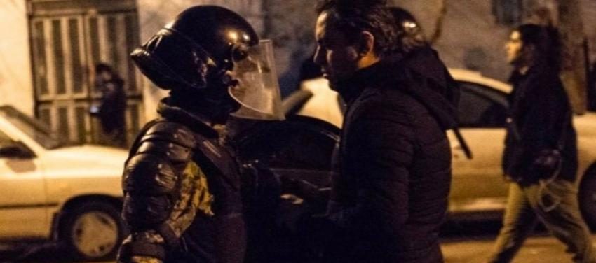 Manifestantes denunciam violência policial durante protestos no Irã. Foto: Reprodução/IranIntl
