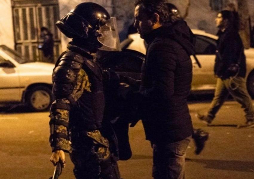 Manifestantes denunciam violência policial durante protestos no Irã. Foto: Reprodução/IranIntl