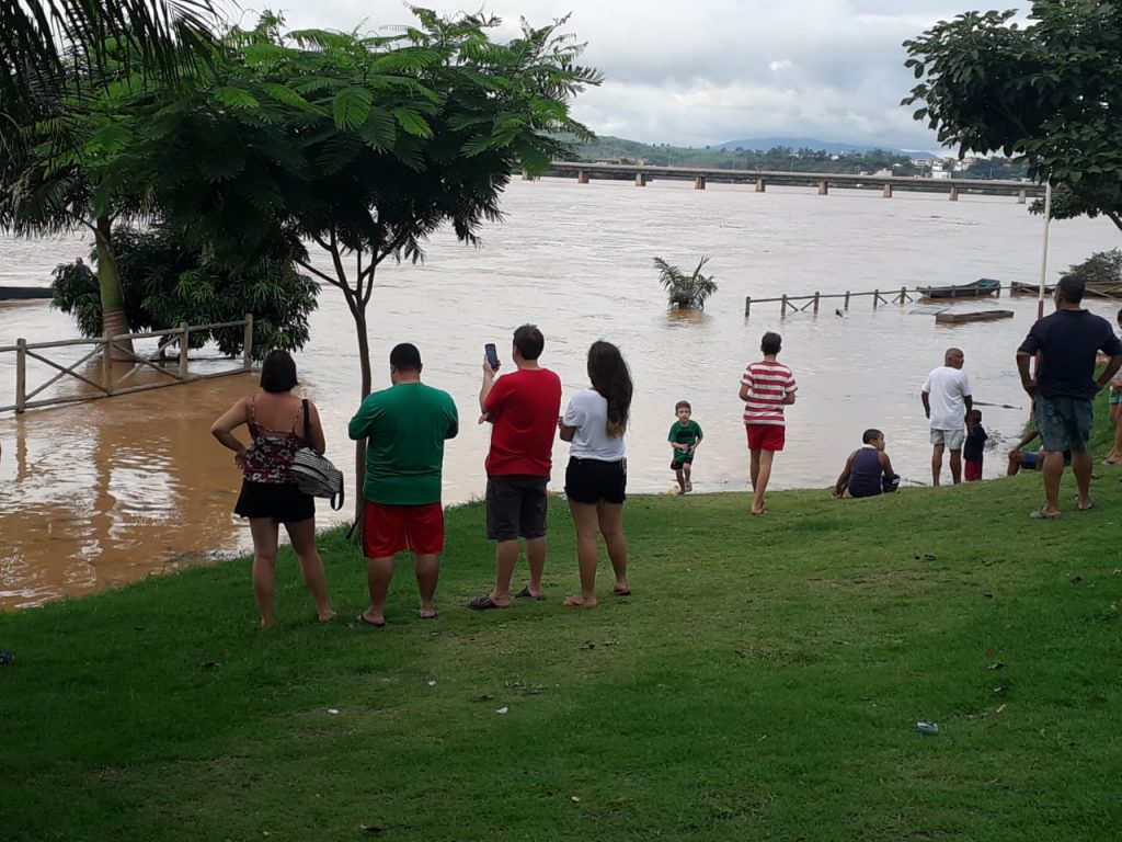 Moradores de Colatina observam o Rio Doce. Foto: Sérgio Saquetto