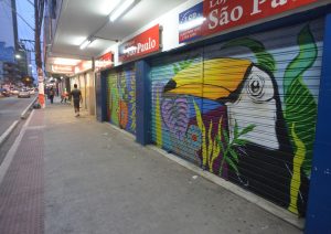 No total, 100 portas de lojas serão contemplados pelas pinturas até junho. Foto: Chico Guedes
