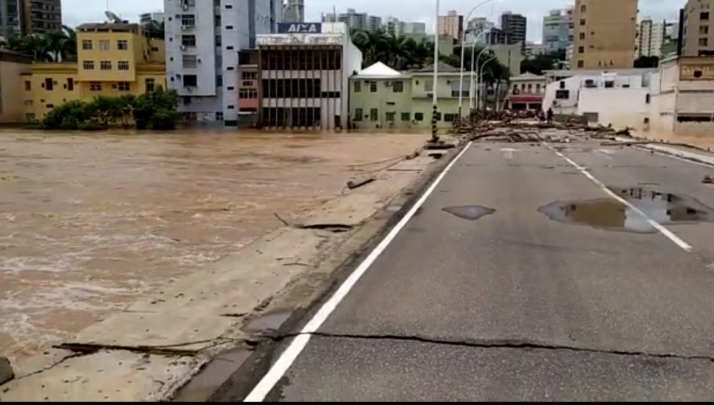 Ponte que liga o Tiro de Guerra a Dadalto, em Cachoeiro de Itapemirim, ficou destruída. Foto: Reprodução