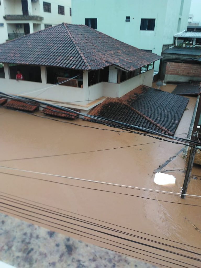 Casas foram tomadas pela água em Castelo neste sábado (25). Foto: Internauta