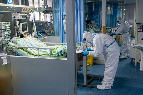 Puxado pelos EUA, mundo registra recorde diário de mortes por covid-19. Foto: Xinhua