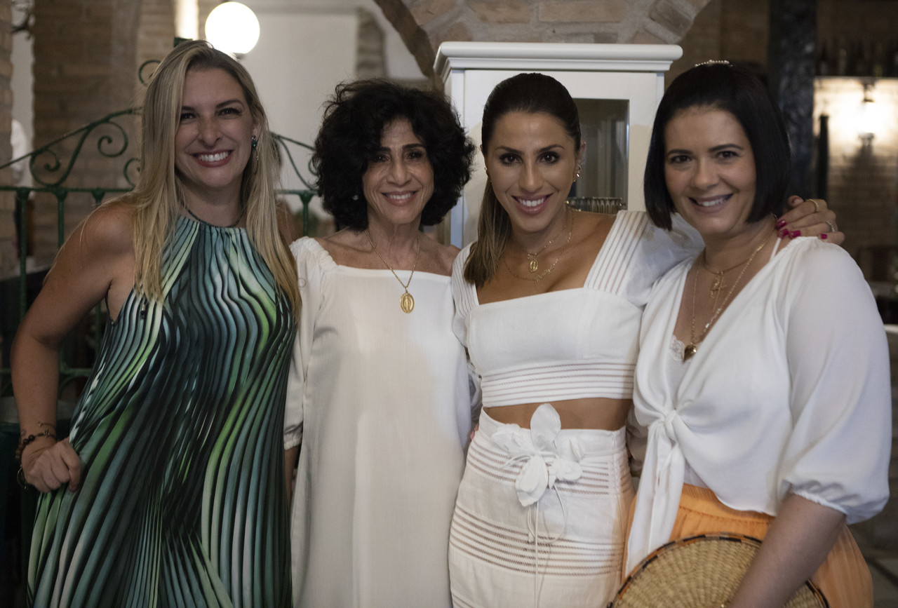 Stella Miranda, Nádia e Maritza Bojovski e Marcela Freire na noite incrível no Guaramare, em Guarapari. Foto: Ricardo D Ângelo