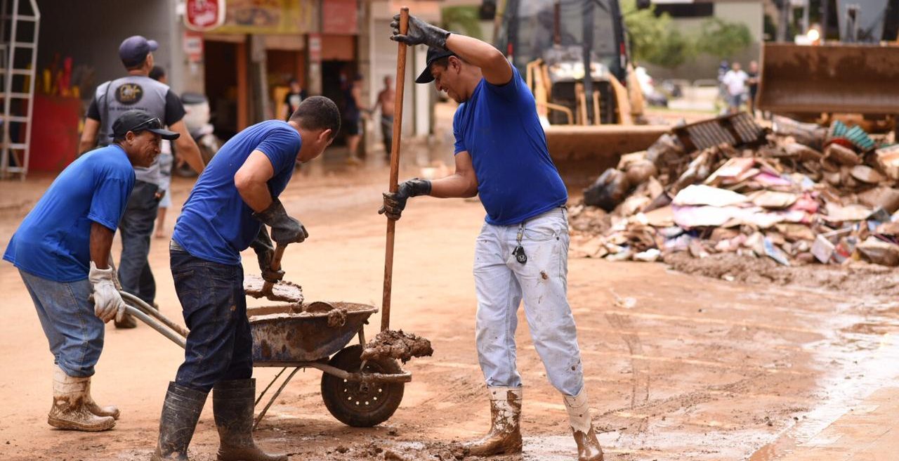 Limpeza das ruas de Cachoeiro de Itapemirim na última segunda, dia 27, após a enchente do final de semana. Foto: Thiers Turini/PMCI