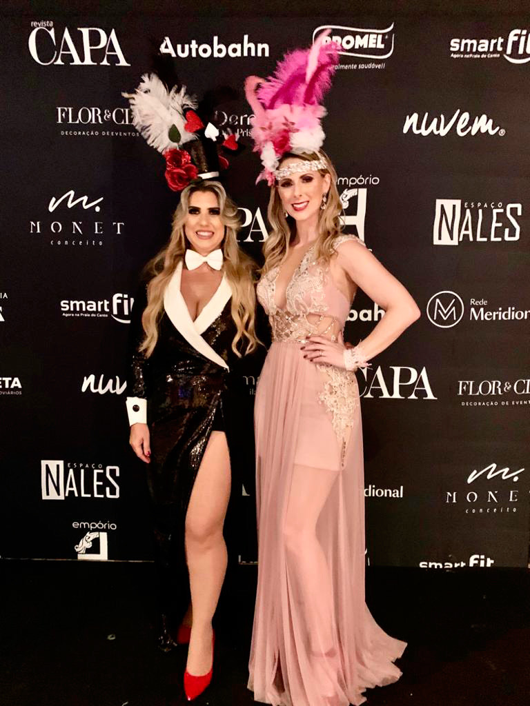 Adriana Almeida, com bela fantasia assinada por Chris Trajano, acompanhada de Ursula Estrella em baile de Carnaval da Revista Capa. Foto: Divulgação