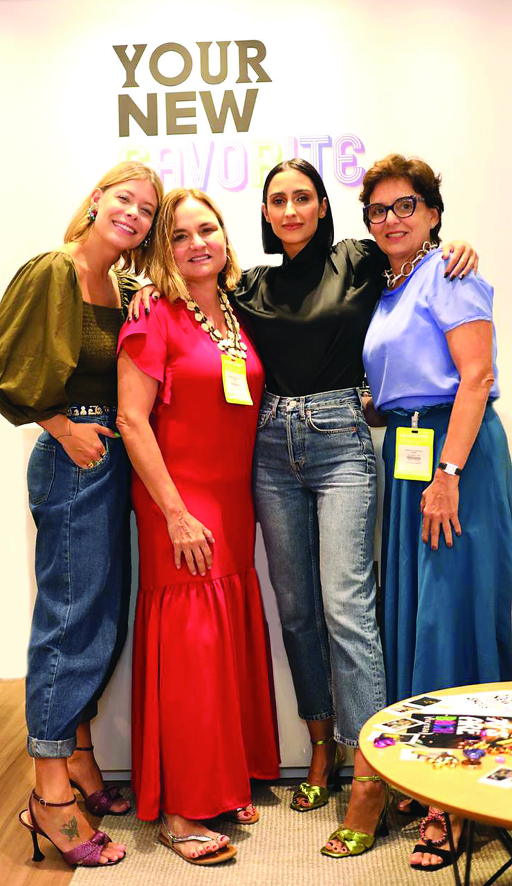 As empresárias Raquel e Vanuza Melo entre as influenciadoras Guta Virtuoso e Francesca Monfrinatti, durante evento que dita a moda de 2020, em São Paulo. Foto: Divulgação