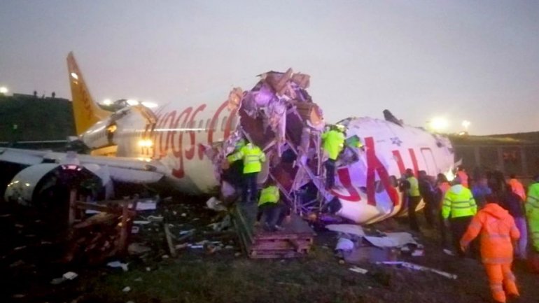 Avião derrapa no aeroporto de Istambul e ficou partido em três. Foto: Reprodução/Twitter