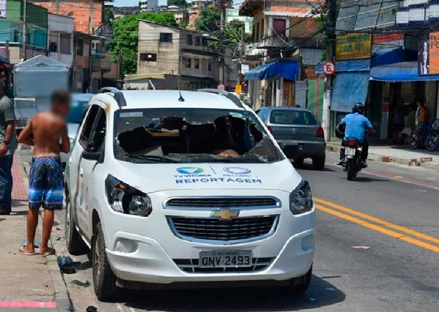 Carro da TV Vitória é depredado na rodovia Serafim Derenzi. Foto: Internauta