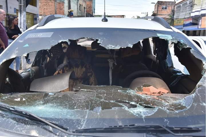 Carro de equipe de jornalismo da TV Vitória é depredado na Rodovia Serafim Derenzi. Foto: Internauta