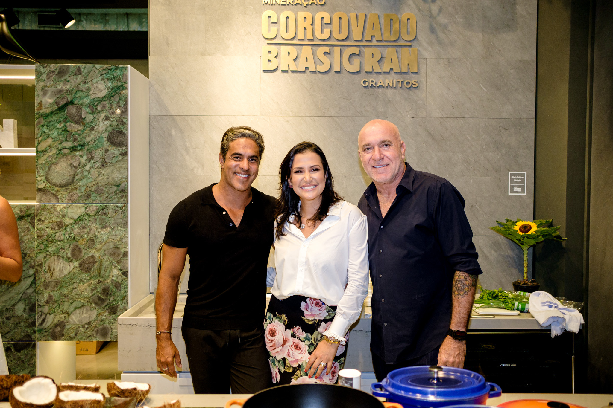 Cooking show: Kiko Sobrino, Vívian Coser e Gilberto Elkis no estande da Brasigran na Vitória Stone Fair 2020. Foto: Camilla Baptistin