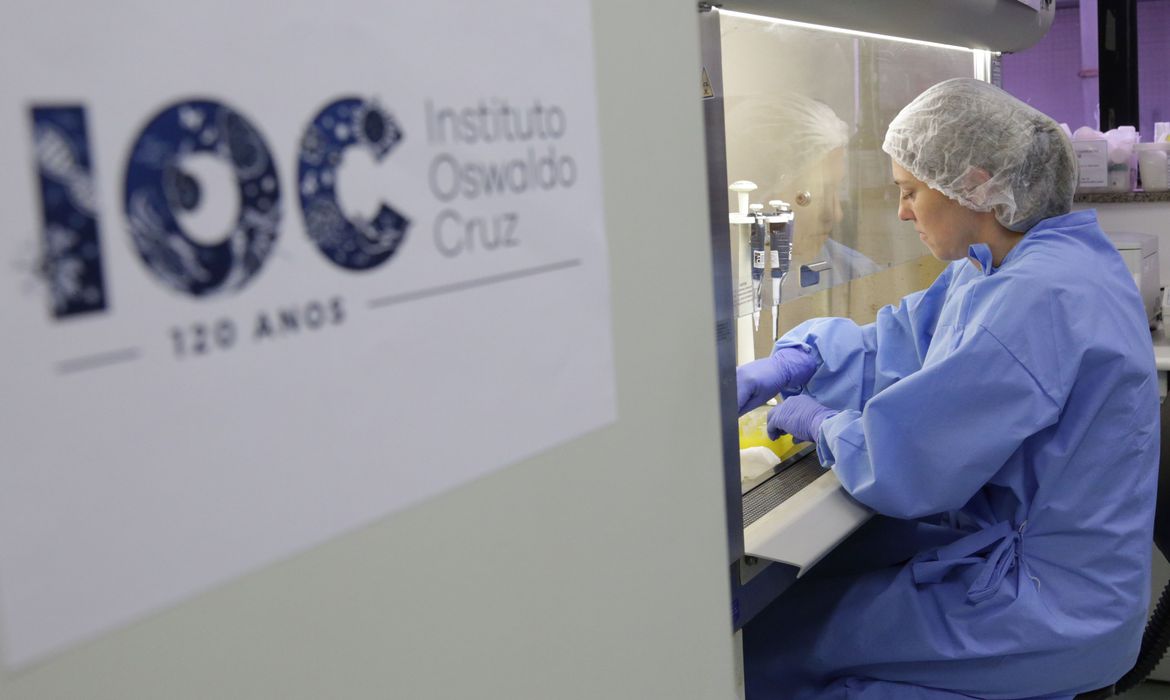 Diagnóstico laboratorial de casos suspeitos do novo coronavírus (2019-nCoV), realizado pelo Laboratório de Vírus Respiratório e do Sarampo do Instituto Oswaldo Cruz (IOC/Fiocruz), que atua como Centro de Referência Nacional em Vírus Respiratórios para o Ministério da Saúde. Foto: Divulgação/Josué Damacena (IOC/Fiocruz)