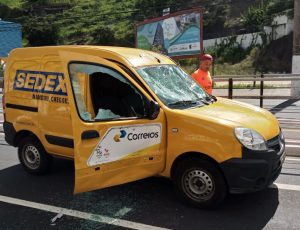 Criminosos depredaram veículo dos Correios na Avenida Leitão da Silva. Foto: Internauta