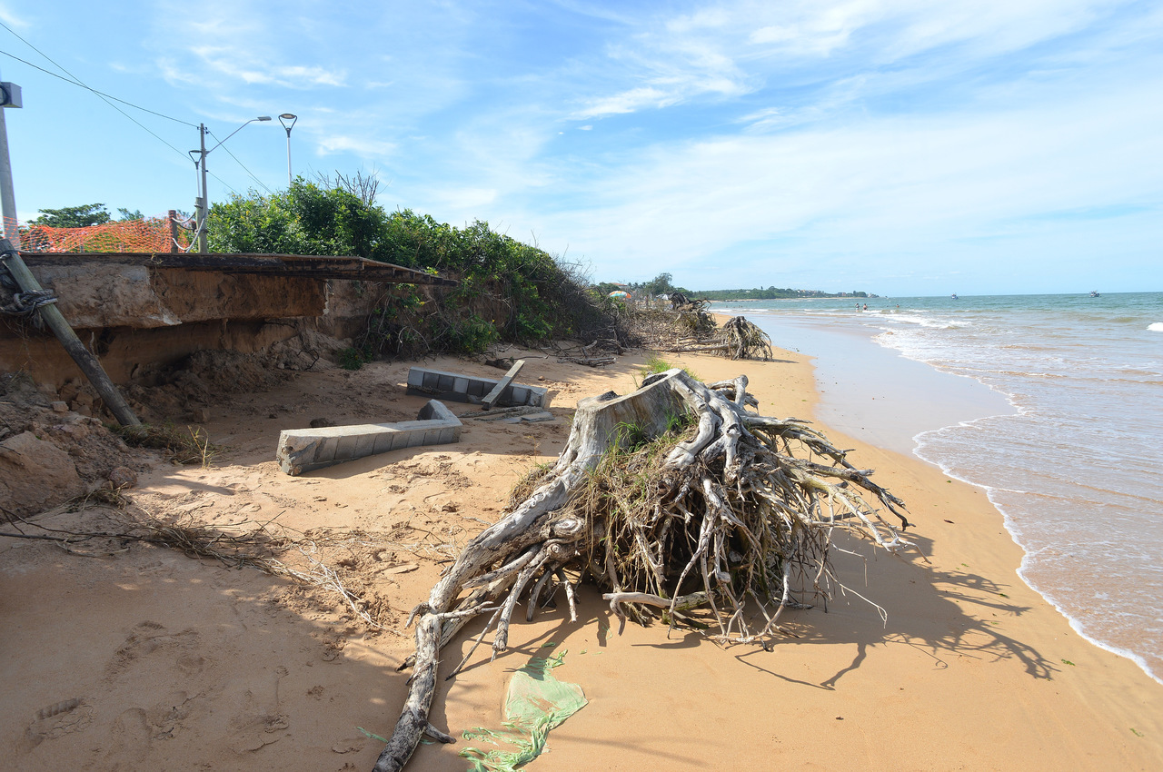 Erosão avança e já destruiu ruas da região. Fotos: Chico Guedes