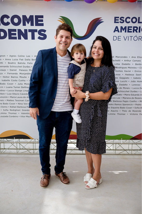 Júnior Cardoso, sócio da Escola Americana de Vitória, ao lado da esposa Fabiane Giestas e do filho Lorenzo, no Open House que marcou a inauguração do novo campus da escola, em Vitória. Foto: Camilla Baptistin