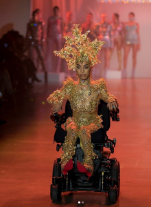 Modelo e ativista norte-americana Jullian Mercado desfirou na Semana de Moda de Nova York. Foto: Reprodução/Instagram