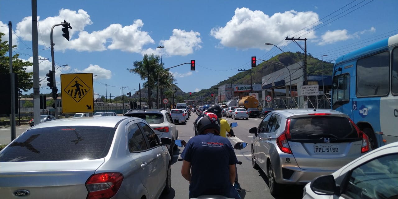 Motociclista pode fazer corredor no trânsito? PM explica regras