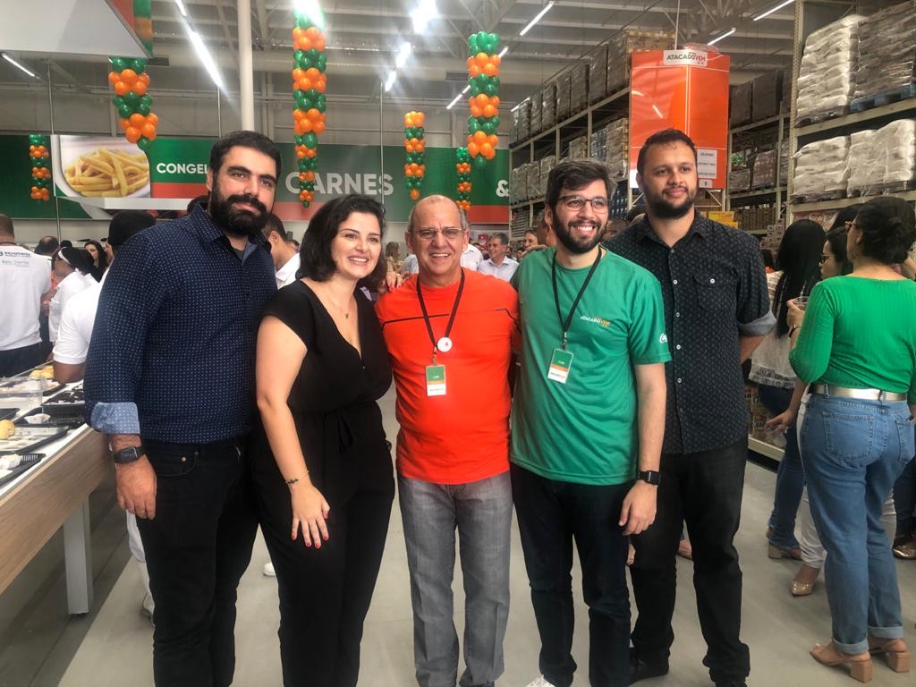 Na inauguração do Atacado Vem, do Grupo Extrabom, Felipe Ferrato, Marla Oliveira, Luiz Coutinho, Yuri Correa e Ezen Tavares. Foto: Divulgação