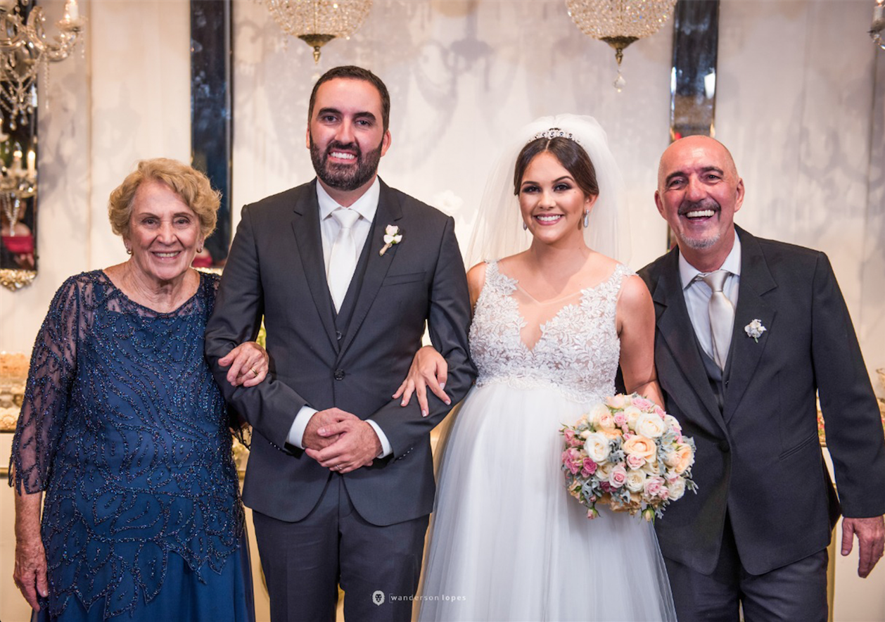 Os noivos Tito Dias Kalinka e Brenda Marques entre a tia dele, Adélia de Almeida Dias, e o pai Paulo Maurício Fraga Kalinka dia de sim-sim, com festa no Barlavento Beach Bar & Lounge, na Praia de Camburi. Foto: Wanderson Lopes