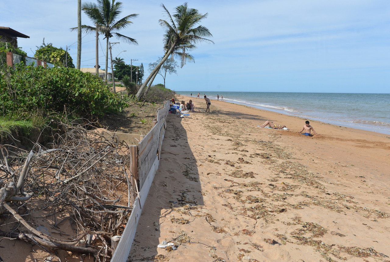 Para conter o avanço do mar, moradores fizeram barreiras na areia. Foto: Chico Guedes