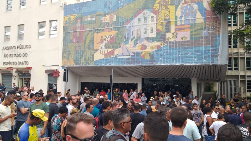 Policiais se reúnem no Centro de Vitória. Foto: Chico Guedes