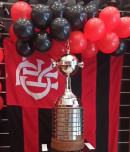 Réplica da Taça Libertadores é exposta em Vitória. Foto: Reprodução/Instagram
