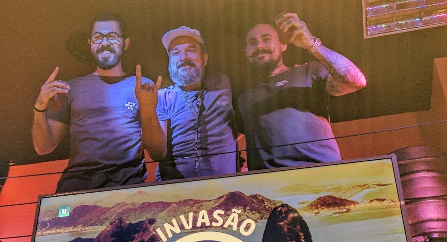Rogério Donato (à esquerda) e Renan Duarte (à direita) com Daniel Duarte, especialista em cervejas da The Tap House. Foto: Leticia Orlandi