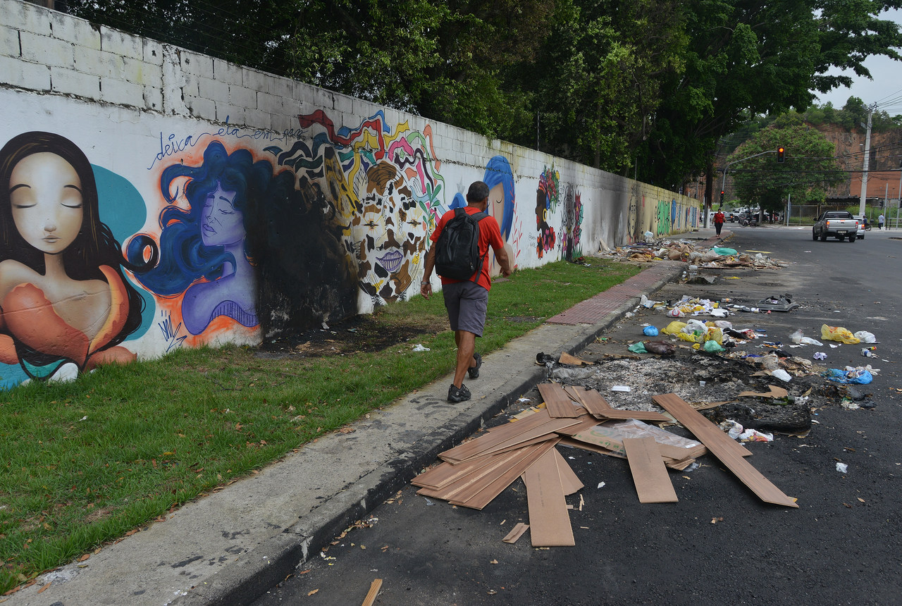Rua Robert Kennedy agora e quando foi limpa por moradores. Foto: Chico Guedes