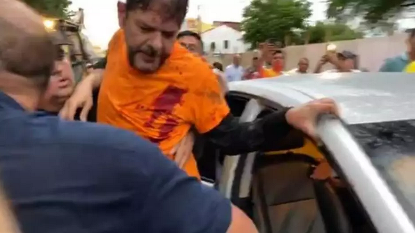Senador Cid Gomes tenta entrar em batalhão da polícia com retroescavadeira e é baleado. Foto: Reprodução/Ansa Brasil