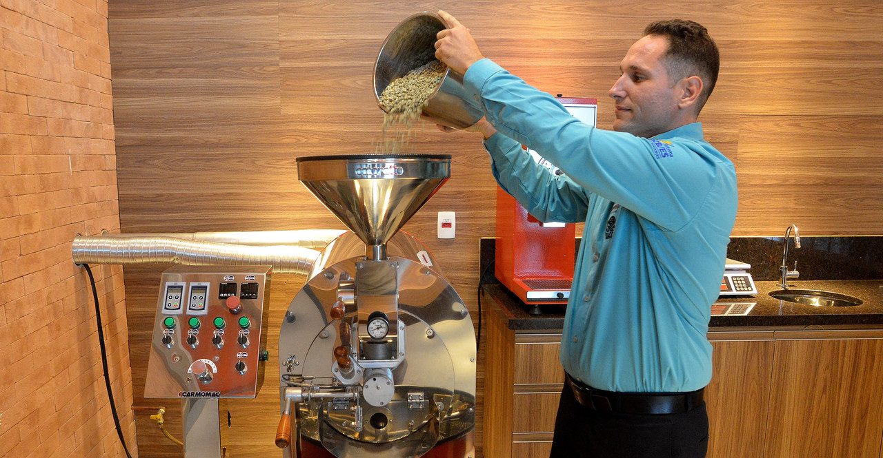Torrefação de café é feita na hora e consumidor pode acompanhar e levar produto para casa, caso queira adquirir. Foto: Chico Guedes