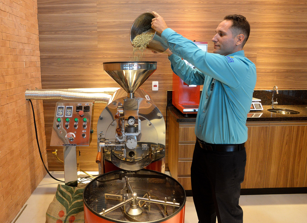 Torrefação de café é feita na hora e consumidor pode acompanhar e levar produto para casa, caso queira adquirir. Foto: Chico Guedes