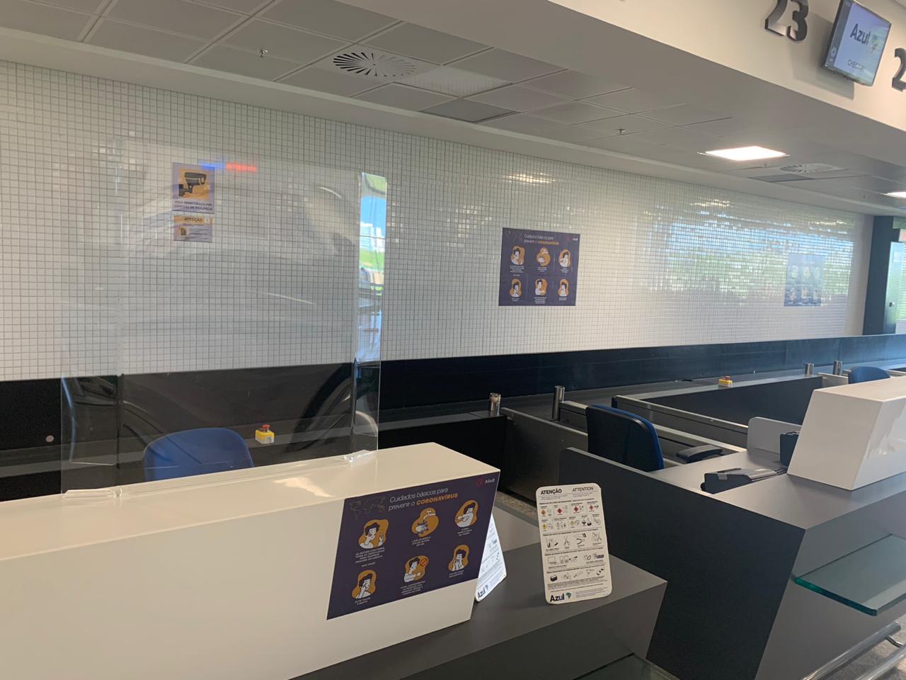 Os balcões de check-in receberam uma divisória em acrílico que separa os passageiros dos funcionários das empresas aéreas. Foto: Divulgação